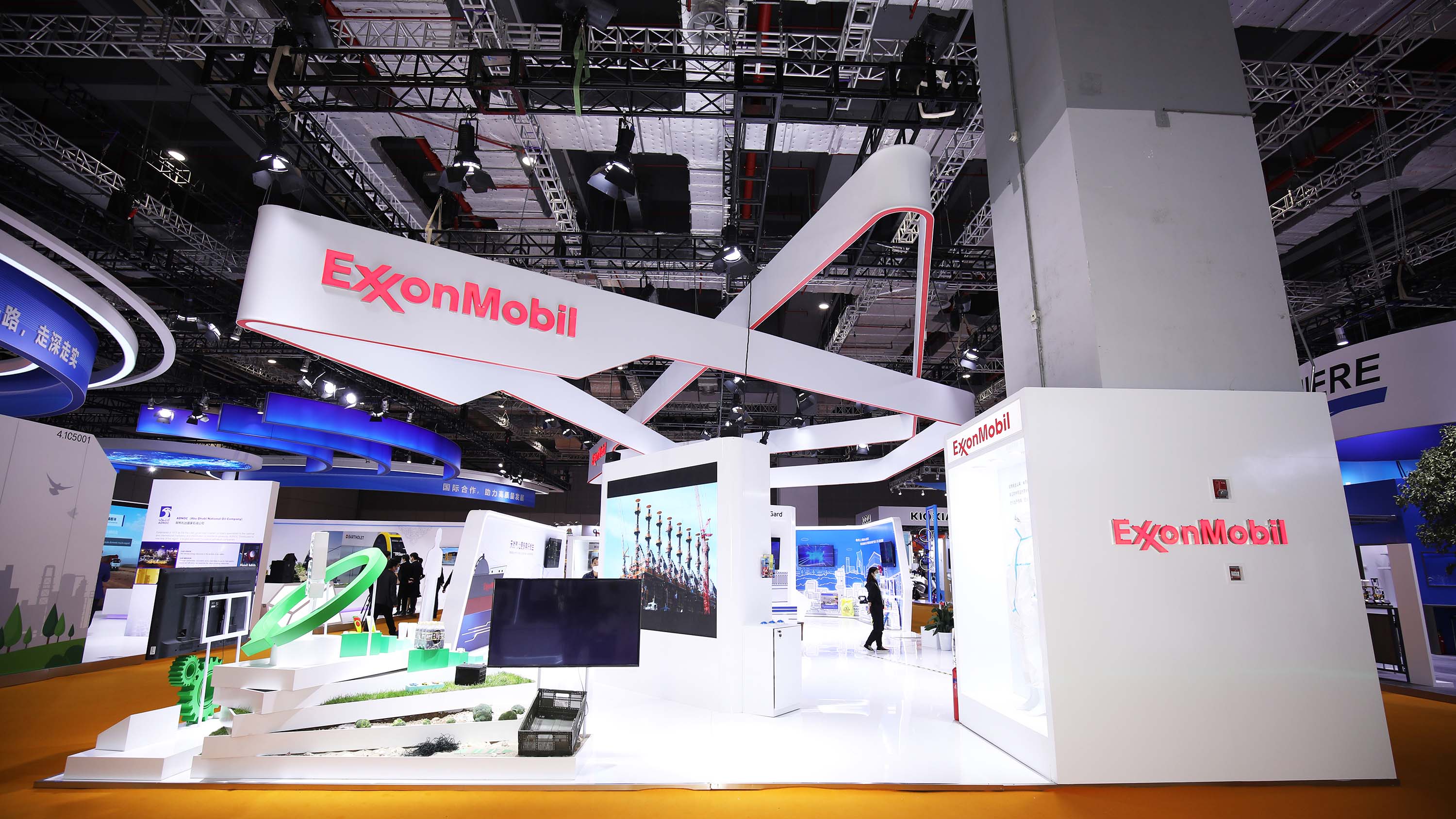 埃克森美孚公司在第三屆進(jìn)博會(huì)上展示非凡的展臺(tái)搭建設(shè)計(jì)