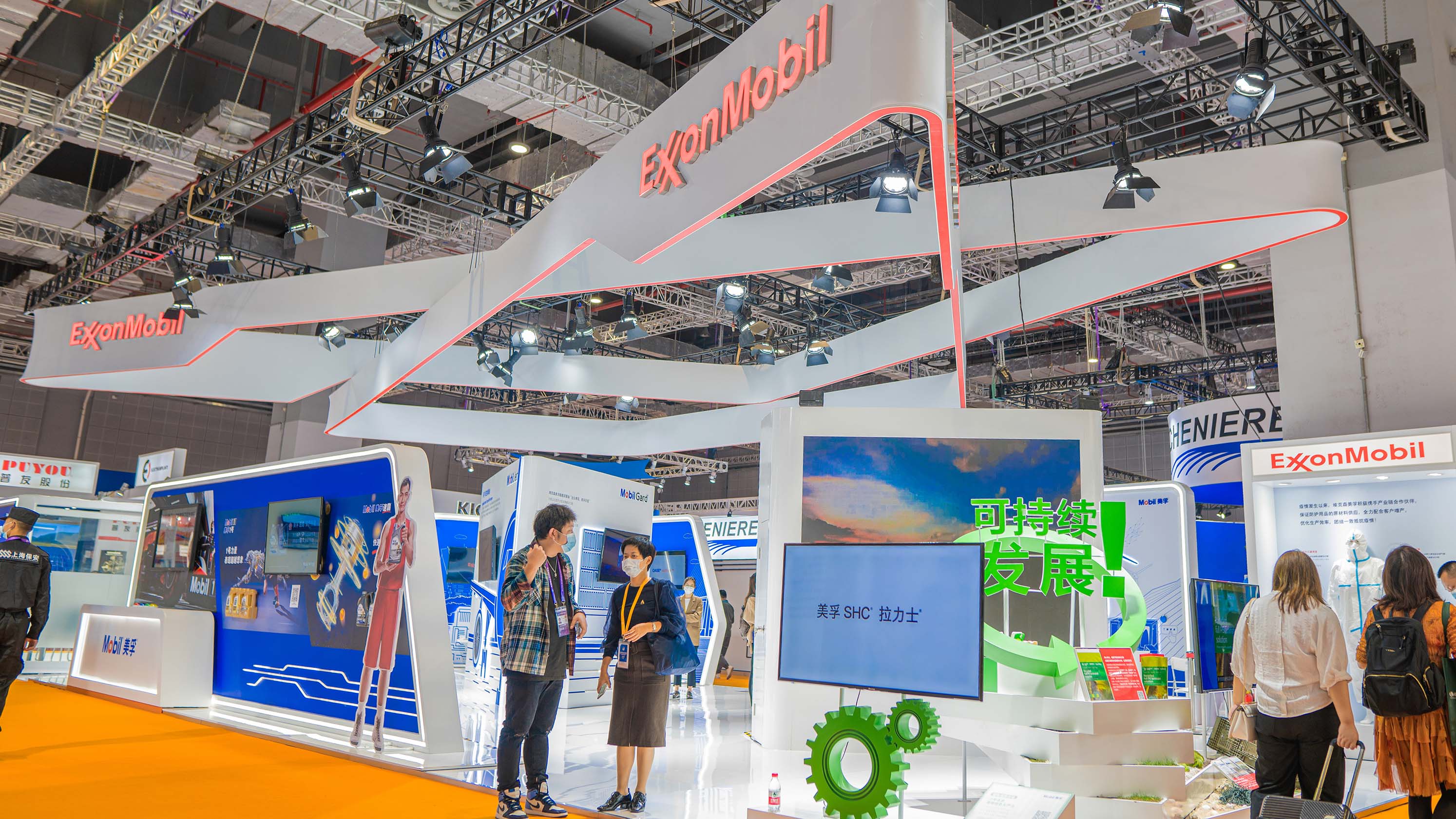 埃克森美孚公司在第三屆進(jìn)博會(huì)上展示非凡的展臺(tái)搭建設(shè)計(jì)